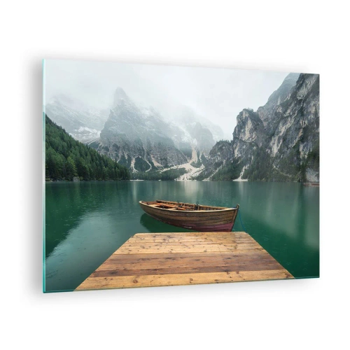 Tablou pe sticlă - O barcă la debarcader pe un lac într-un peisaj muntos cu ceață - 70x50cm - Și frunțile mândre - Decorațiune modernă pentru perete pentru living și dormitor ARTTOR