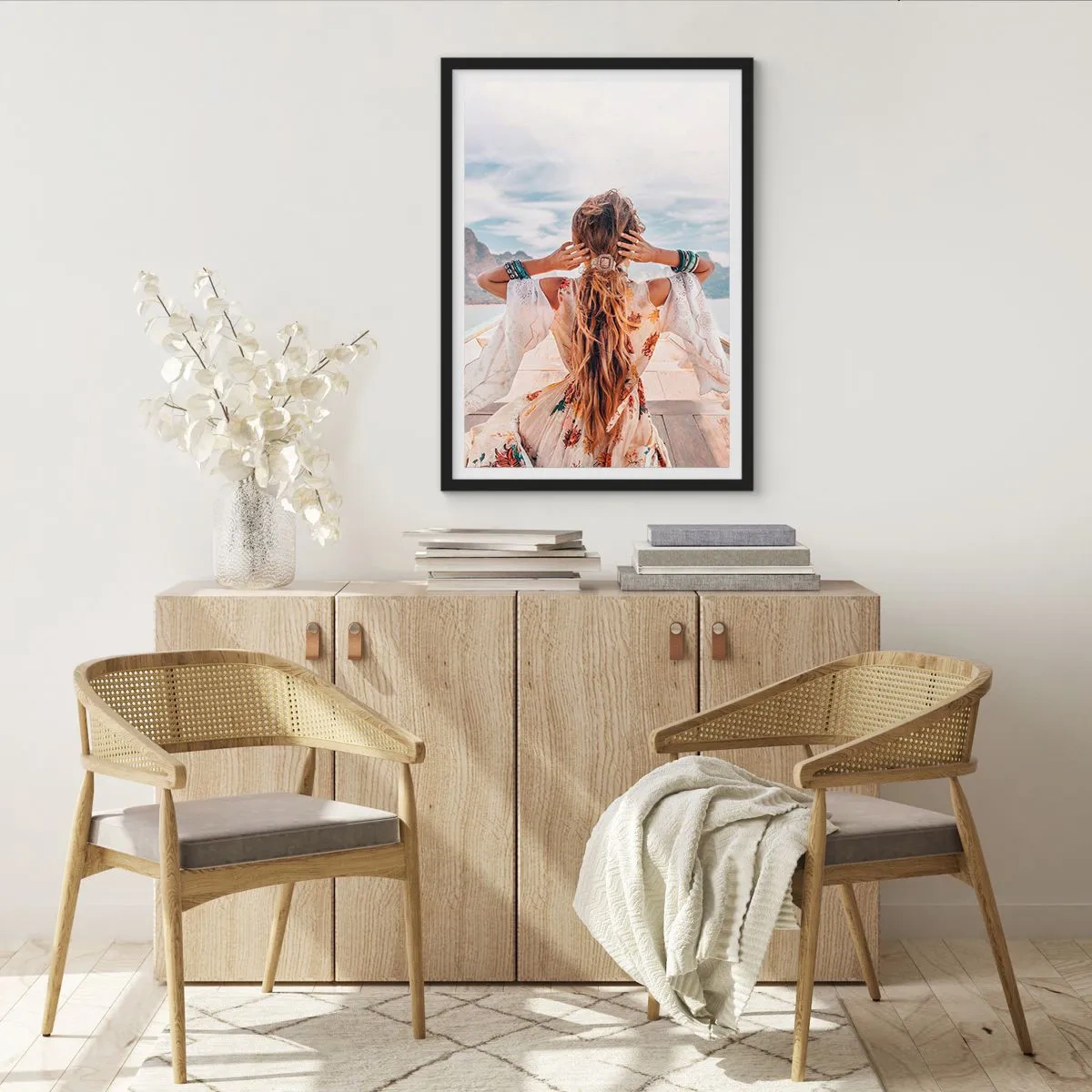 Poster în ramă neagră - Femeie într-o rochie boho cu vedere la mare - 50x70cm - Pe drumul spre fericire - Decorațiune modernă pentru perete pentru living și dormitor ARTTOR