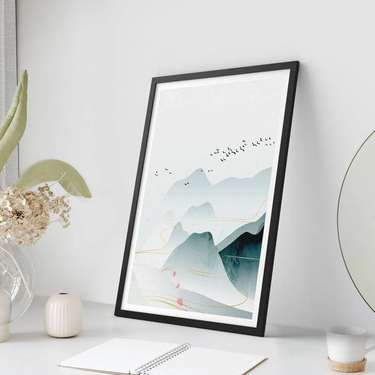 Poster în ramă neagră - Munți și păsări delicate într-o compoziție minimalistă - 50x70cm - Peste vârfuri - Decorațiune modernă pentru perete pentru living și dormitor ARTTOR