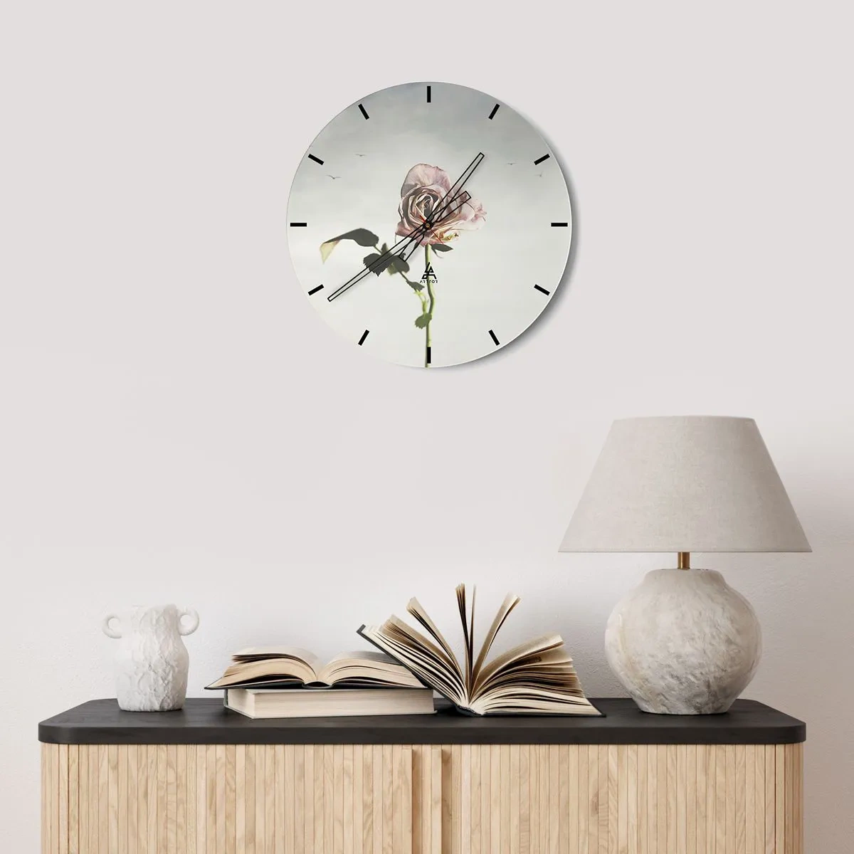 Ceas de perete - Ceas pe sticlă - Un trandafir delicat pe un fundal deschis, cu păsări în depărtare - 30x30cm - Primăvara binevenită - Decorațiune modernă pentru perete pentru living, bucătărie și dormitor ARTTOR