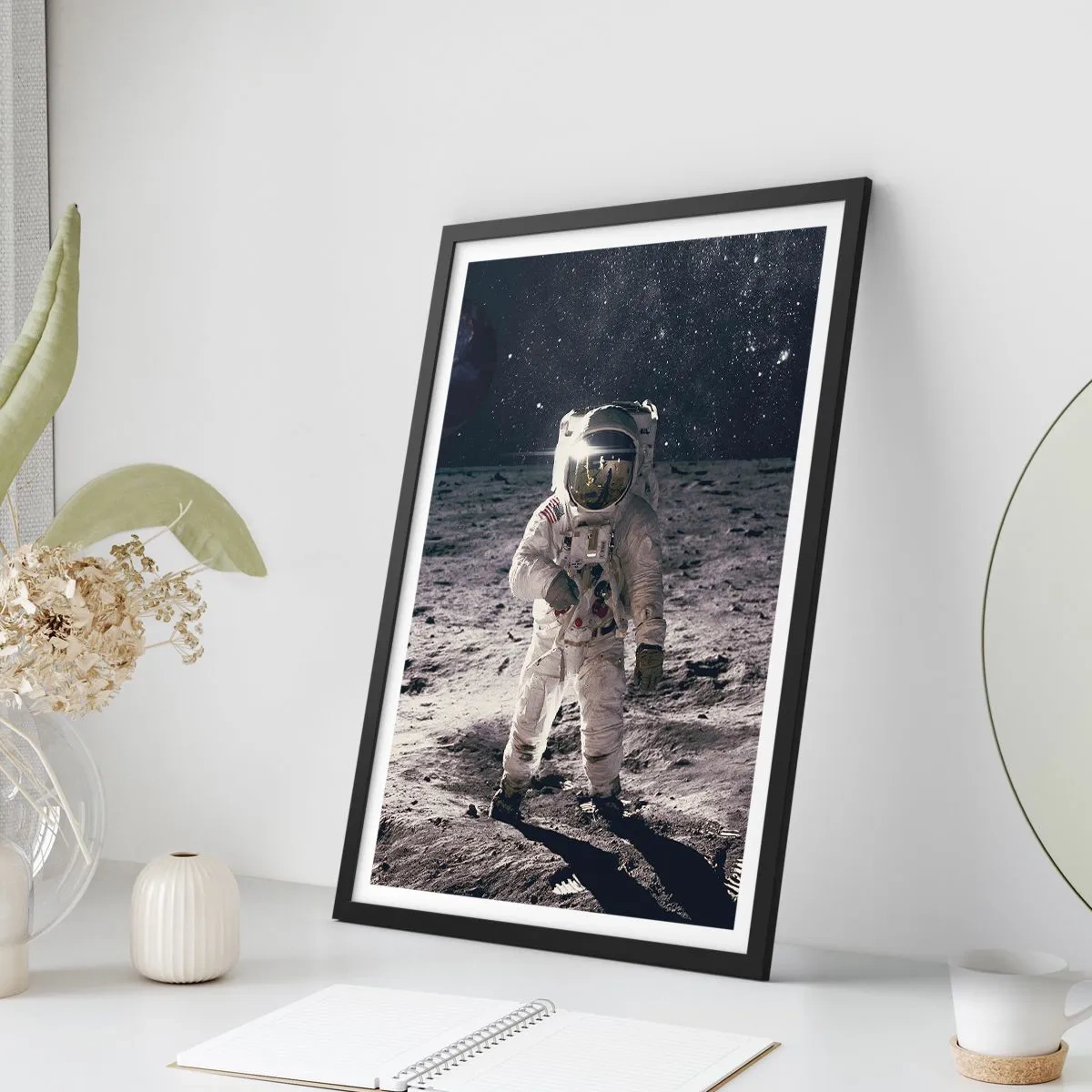 Poster în ramă neagră - Salutări de pe Lună - 61x91 cm