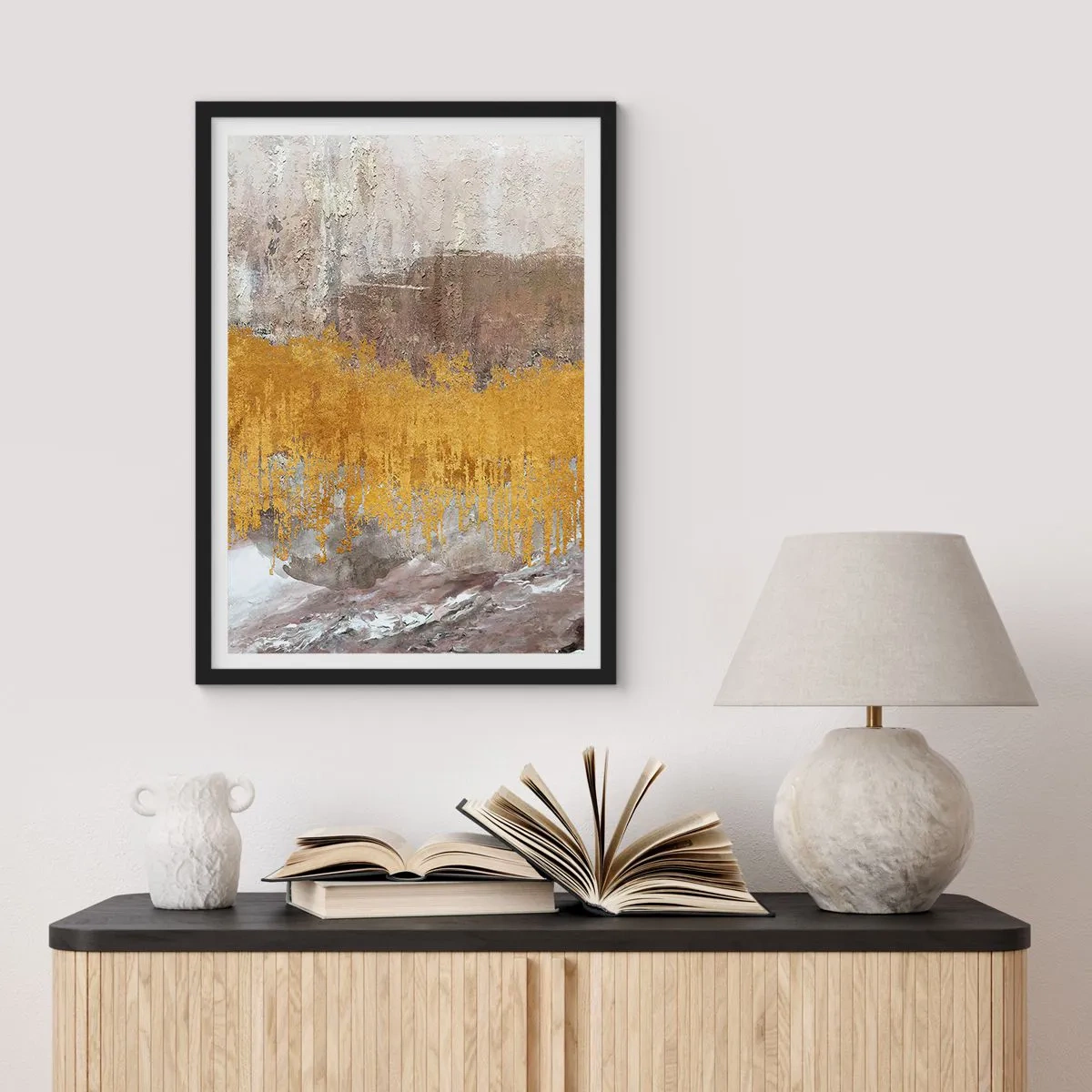 Poster în ramă neagră - Textură abstractă în auriu și bej cu efect de adâncime - 50x70cm - O suflare de aur - Decorațiune modernă pentru perete pentru living și dormitor ARTTOR