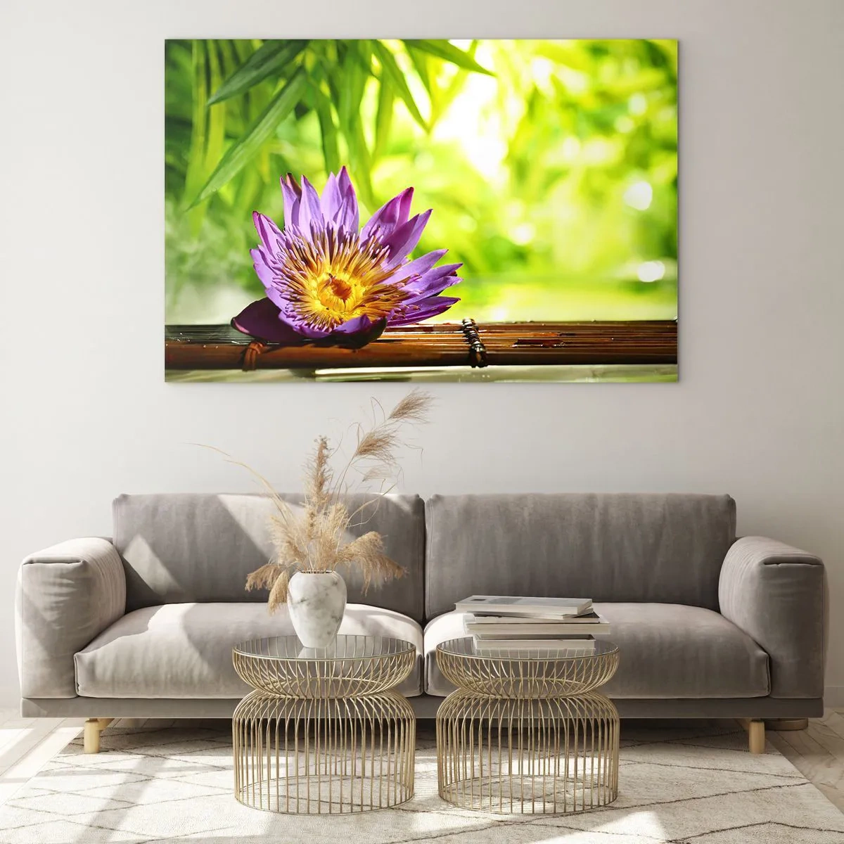 Tablou pe sticlă - Floare de lotus violet pe o placă de bambus cu fundal verde - 70x50cm - În soarele asiatic - Decorațiune modernă pentru perete pentru living și dormitor ARTTOR