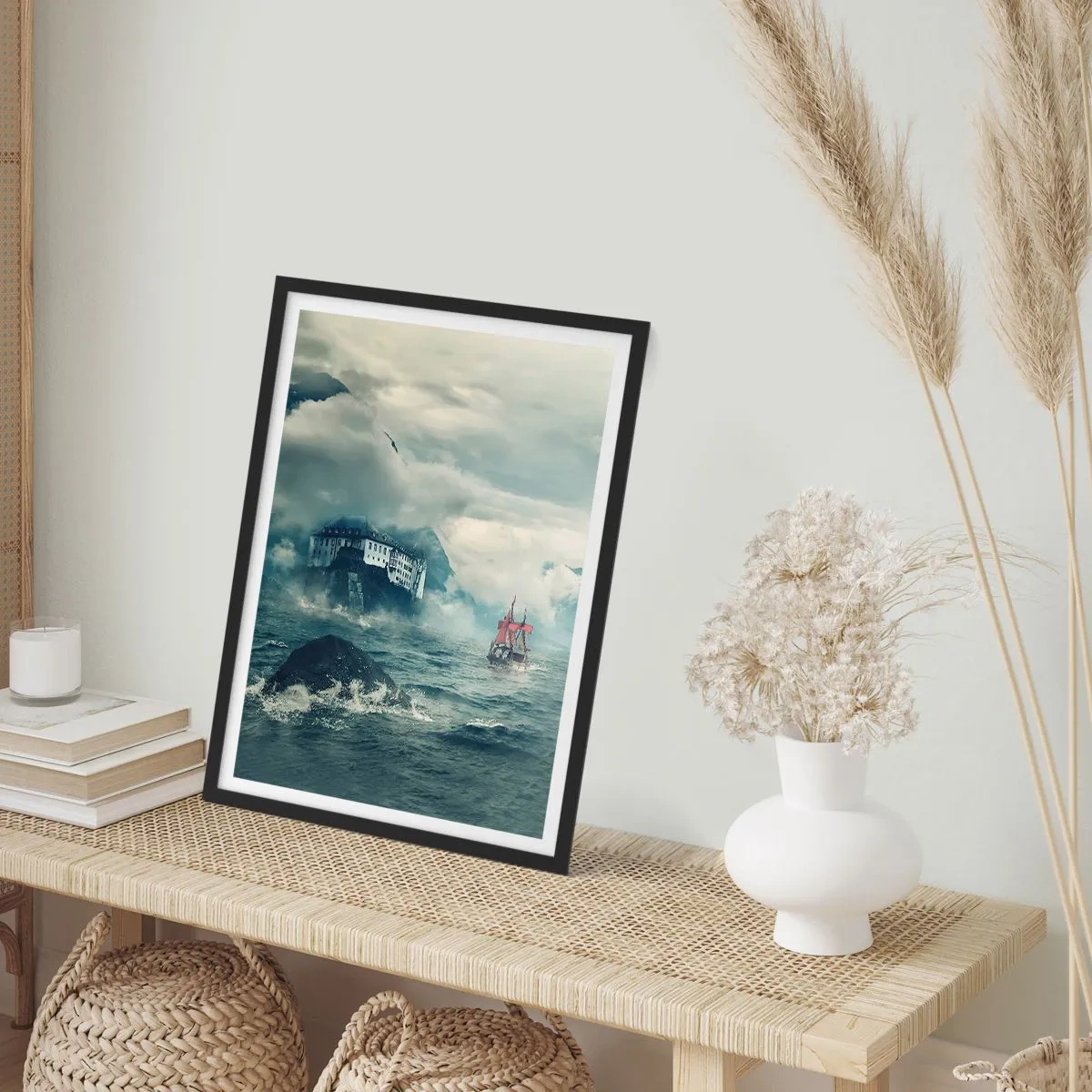 Poster în ramă neagră - O navă pe o mare furtunoasă lângă un castel în ceață - 50x70cm - Pe ape magice - Decorațiune modernă pentru perete pentru living și dormitor ARTTOR