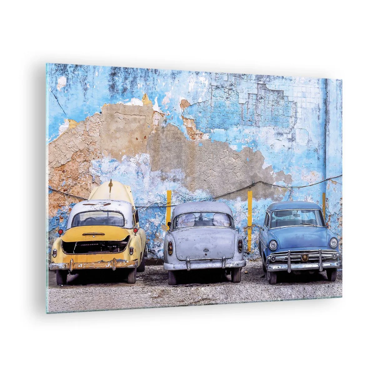 Tablou pe sticlă - Mașini de epocă pe fundalul unui zid în ruine - 70x50cm - Întâlnirea veteranilor - Decorațiune modernă pentru perete pentru living și dormitor ARTTOR