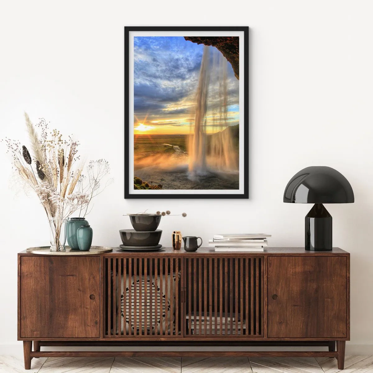 Poster în ramă neagră - O cascadă în lumina soarelui care apune pe fundalul unui peisaj - 50x70cm - Lumea din spatele vălului de picături - Decorațiune modernă pentru perete pentru living și dormitor ARTTOR