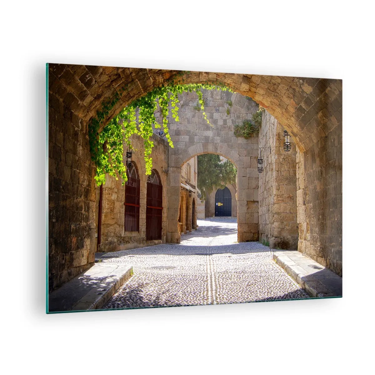 Tablou pe sticlă - O stradă de piatră cu arcade și viță de vie în lumina soarelui - 70x50cm - Procesiunea e pe cale să apară - Decorațiune modernă pentru perete pentru living și dormitor ARTTOR