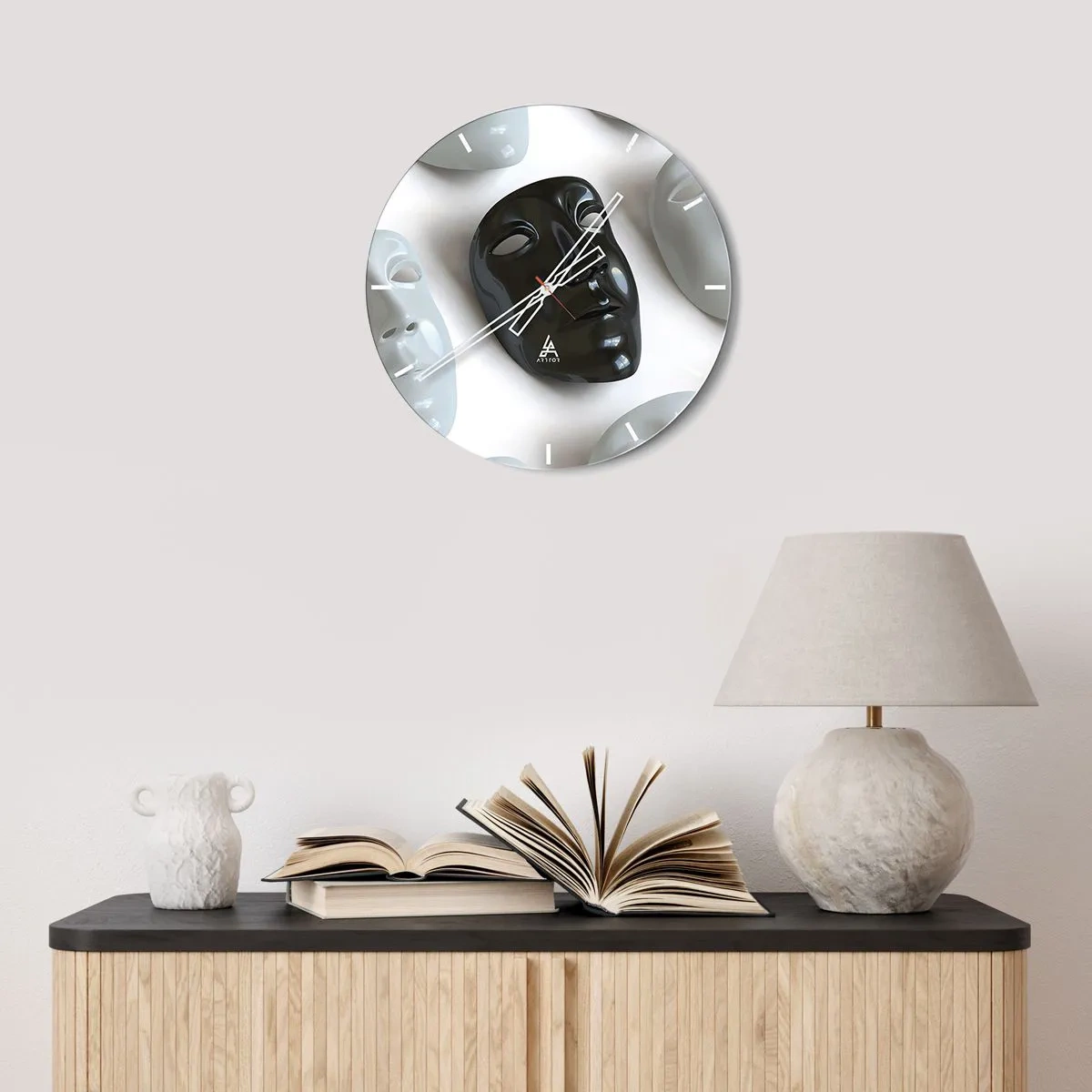 Ceas de perete - Ceas pe sticlă - O mască neagră înconjurată de măști albe pe un fundal deschis - 30x30cm - Cum să ieșiți în evidență? - Decorațiune modernă pentru perete pentru living, bucătărie și dormitor ARTTOR