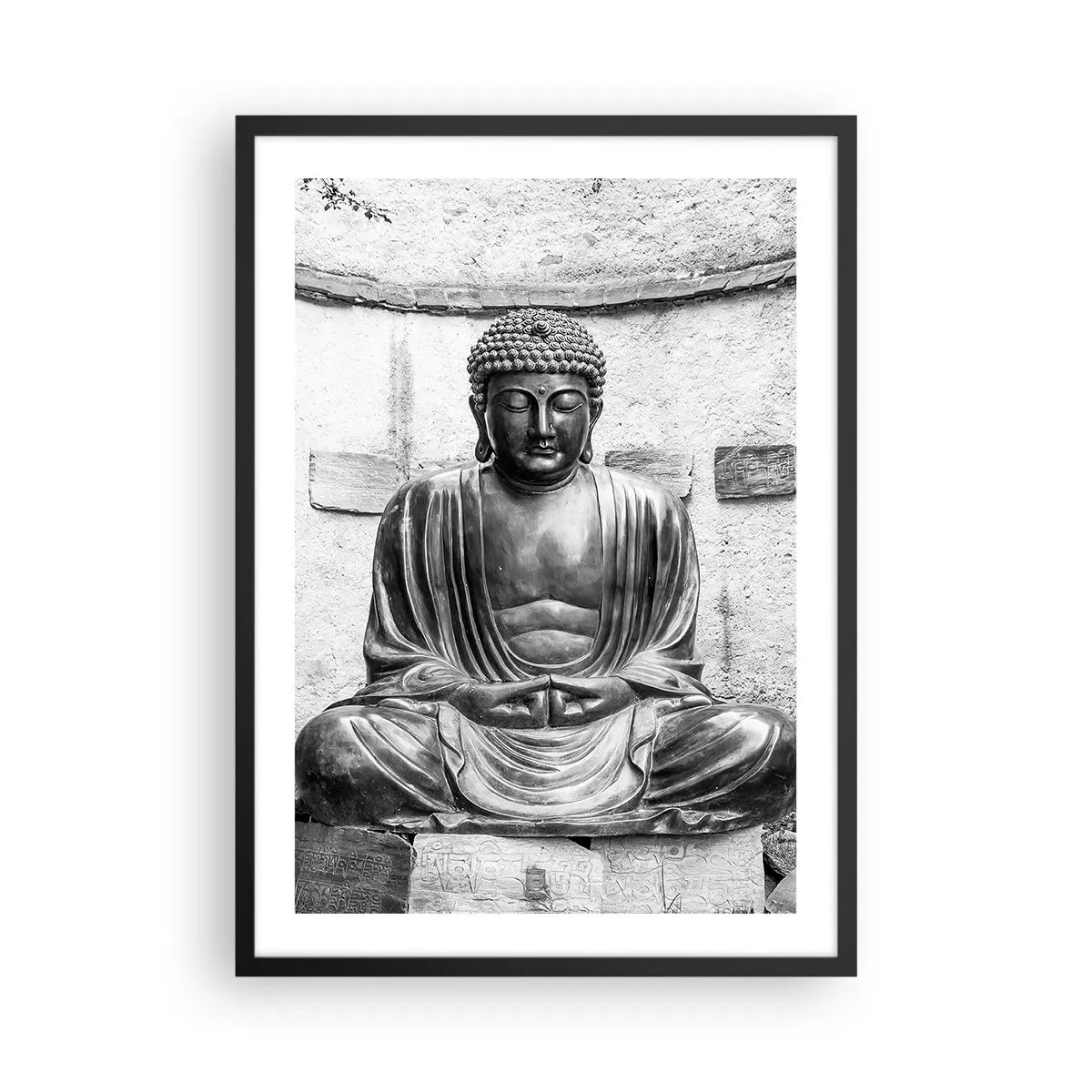 Poster în ramă neagră - O sculptură a lui Buddha într-o poziție meditativă în tonuri monocromatice - 50x70cm - La sursa păcii - Decorațiune modernă pentru perete pentru living și dormitor ARTTOR