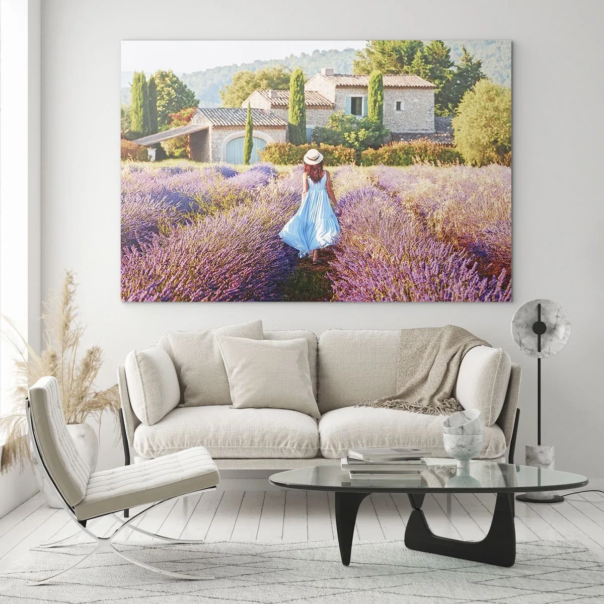 Tablou pe sticlă - O femeie într-o rochie mergând printr-un câmp de lavandă - 70x50cm - Fata de lavandă - Decorațiune modernă pentru perete pentru living și dormitor ARTTOR