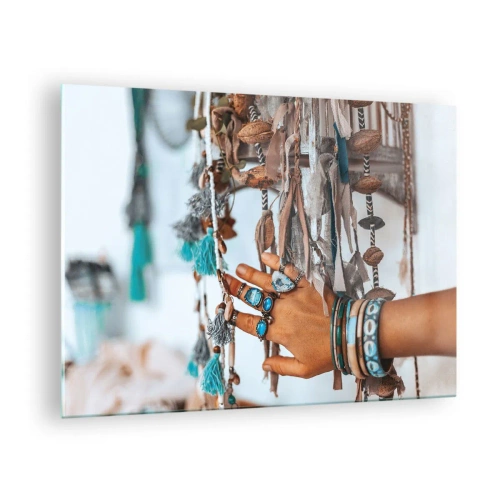 Tablou pe sticlă - Mână cu bijuterii boho atingând decor etnic - 70x50cm - Comori locale - Decorațiune modernă pentru perete pentru living și dormitor ARTTOR