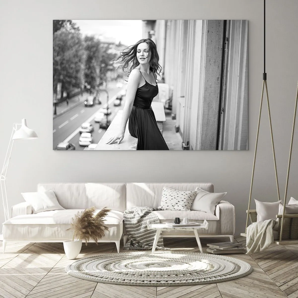 Tablou pe sticlă - O femeie într-o rochie neagră pe un balcon în stil parizian - 70x50cm - Cu siguranță e o fată pariziană - Decorațiune modernă pentru perete pentru living și dormitor ARTTOR