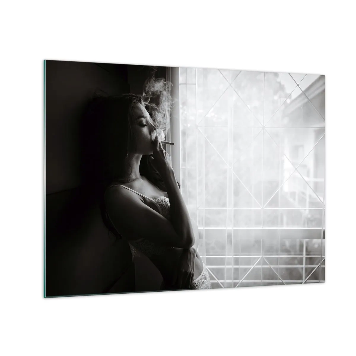 Tablou pe sticlă - Femeie fumând lângă fereastră, în alb și negru - 70x50cm - Un moment senzual - Decorațiune modernă pentru perete pentru living și dormitor ARTTOR