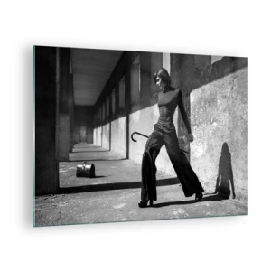 Tablou pe sticlă - Fotografie alb-negru a unei femei într-o ținută elegantă, într-un cadru urban. - 70x50cm -  Eleganță urbană - Decorațiune modernă pentru perete pentru living și dormitor ARTTOR