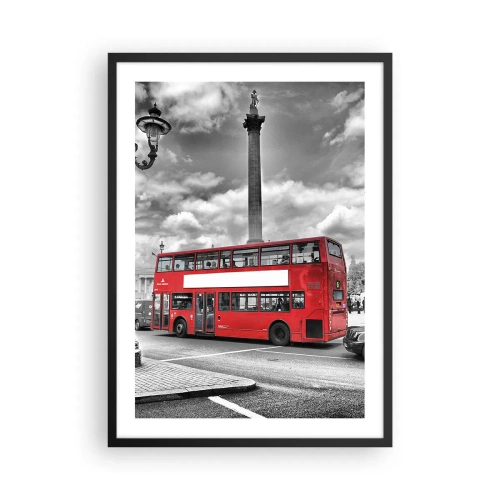 Poster în ramă neagră - Un autobuz roșu pe fundalul unui oraș alb-negru - 50x70cm - Adevărata forță vitală a orașului - Decorațiune modernă pentru perete pentru living și dormitor ARTTOR