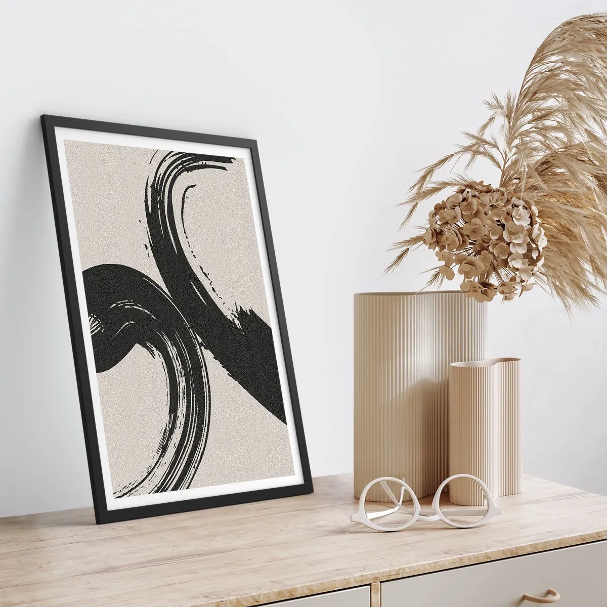 Poster în ramă neagră - Tușe dinamice de pensulă pe un fundal bej - 50x70cm - Tare și circular - Decorațiune modernă pentru perete pentru living și dormitor ARTTOR