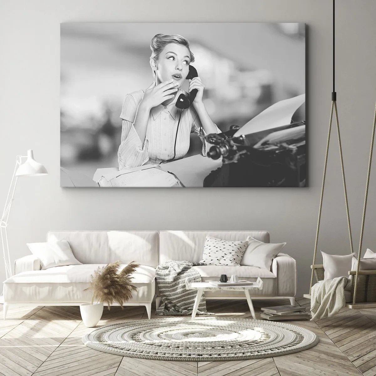 Tablou pe pânză Canvas - O femeie vorbește la telefon la o mașină de scris - 70x50cm - Bună ziua, suntem în anii '50. - Decorațiune modernă pentru perete pentru living și dormitor ARTTOR
