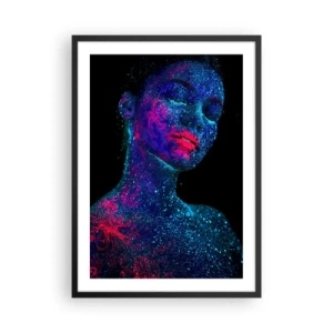 Poster în ramă neagră - O femeie acoperită de polen fluorescent sub lumina UV. - 50x70cm - În praf de stele - Decorațiune modernă pentru perete pentru living și dormitor ARTTOR