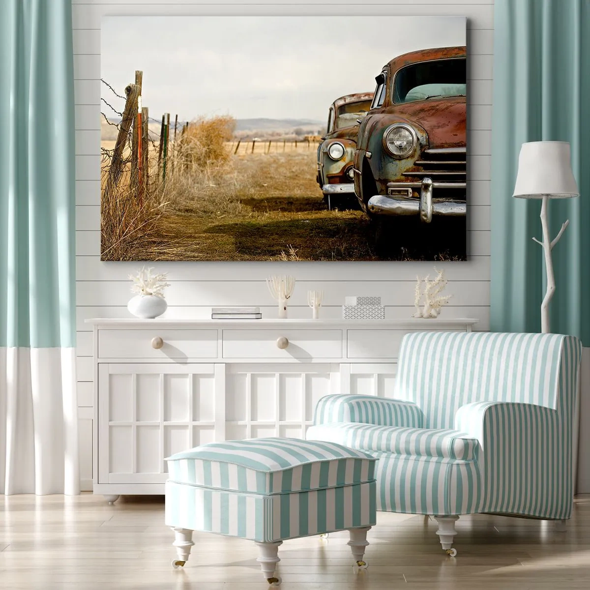 Tablou pe pânză Canvas - Două mașini vechi pe un drum de pământ lângă un gard de lemn - 70x50cm - O odihnă binemeritată - Decorațiune modernă pentru perete pentru living și dormitor ARTTOR