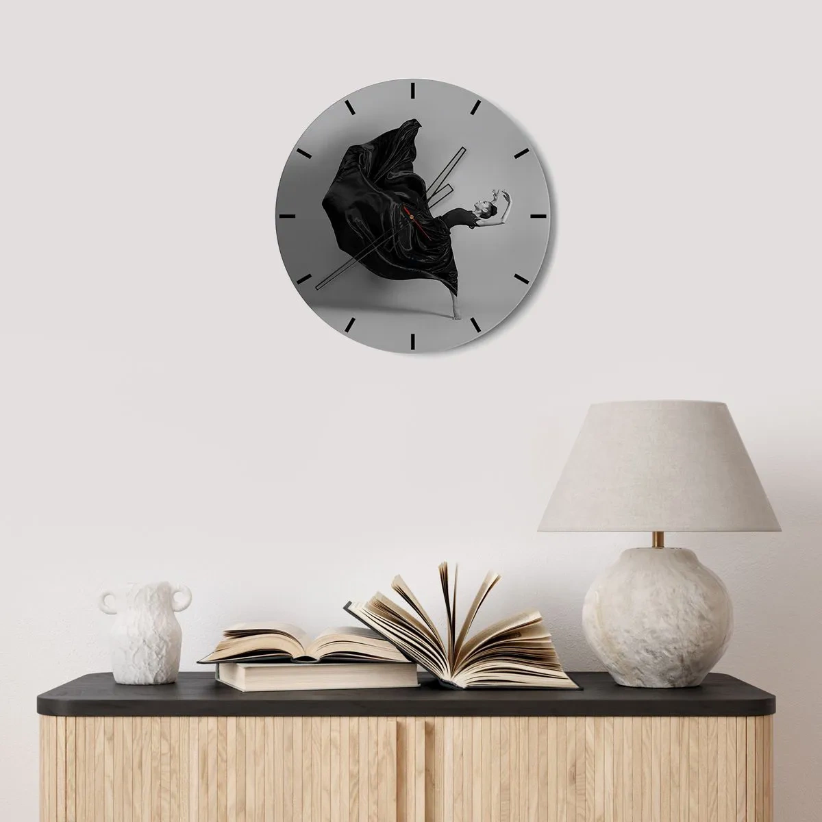 Ceas de perete - Ceas pe sticlă - O dansatoare într-o poză dinamică, într-o rochie neagră - 30x30cm - Înaripată de muzică - Decorațiune modernă pentru perete pentru living, bucătărie și dormitor ARTTOR