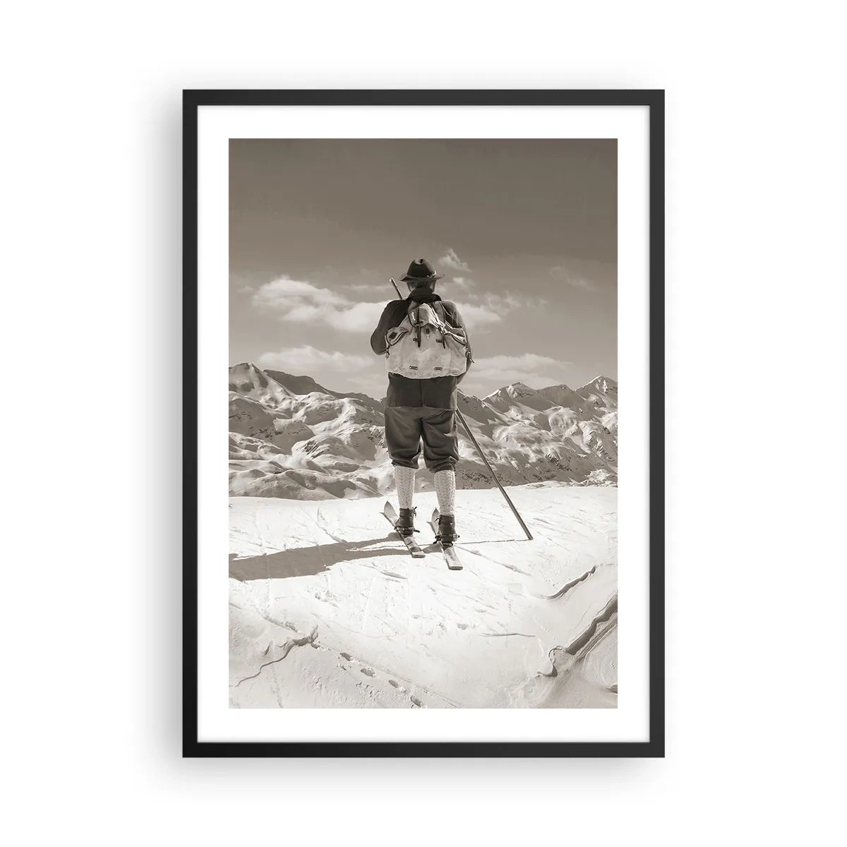 Poster în ramă neagră - Un schior în stil retro cu munți în fundal - 50x70cm - Și munții sunt la fel - Decorațiune modernă pentru perete pentru living și dormitor ARTTOR