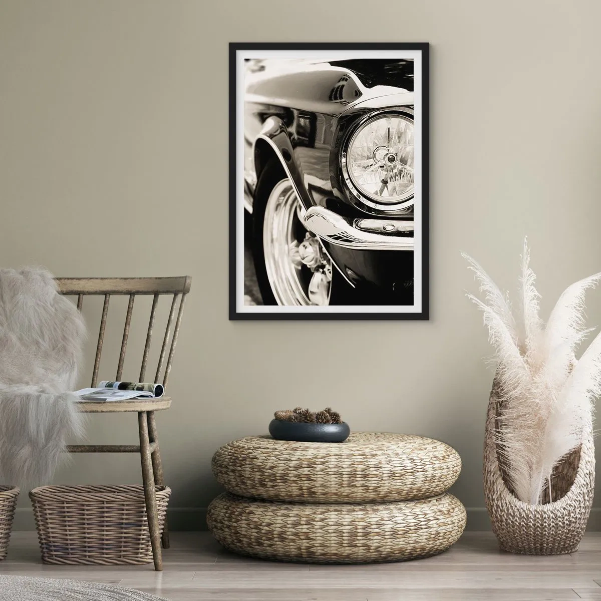 Poster în ramă neagră - Un prim-plan alb-negru al farului unei mașini clasice. - 50x70cm - Strălucire durabilă - Decorațiune modernă pentru perete pentru living și dormitor ARTTOR
