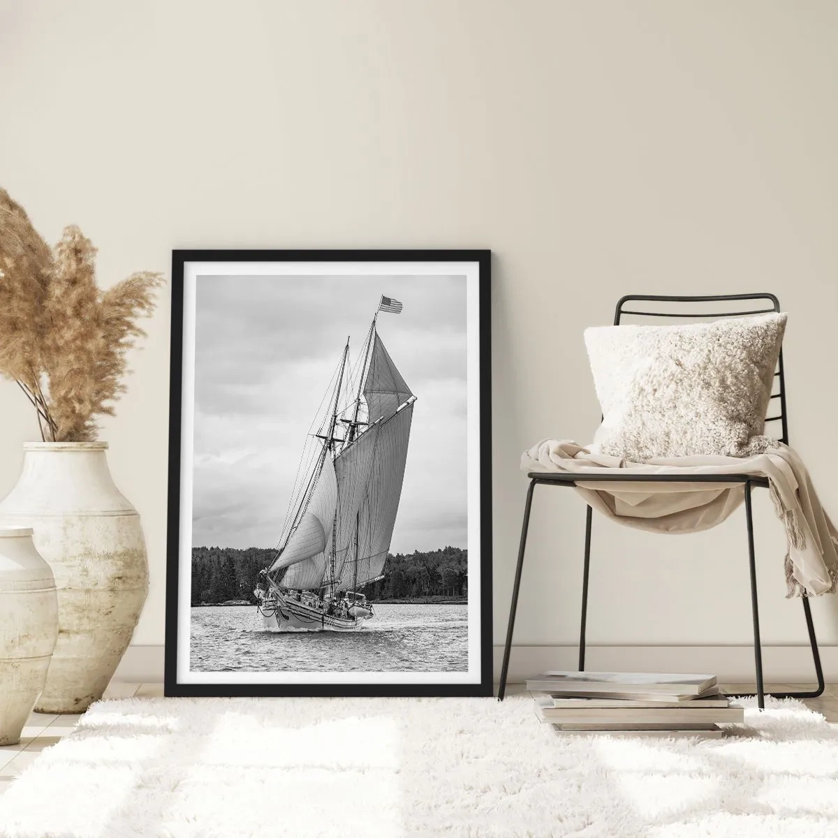 Poster în ramă neagră - O navă cu pânze mari navigând pe mare în alb și negru - 50x70cm - Frații vântului - Decorațiune modernă pentru perete pentru living și dormitor ARTTOR