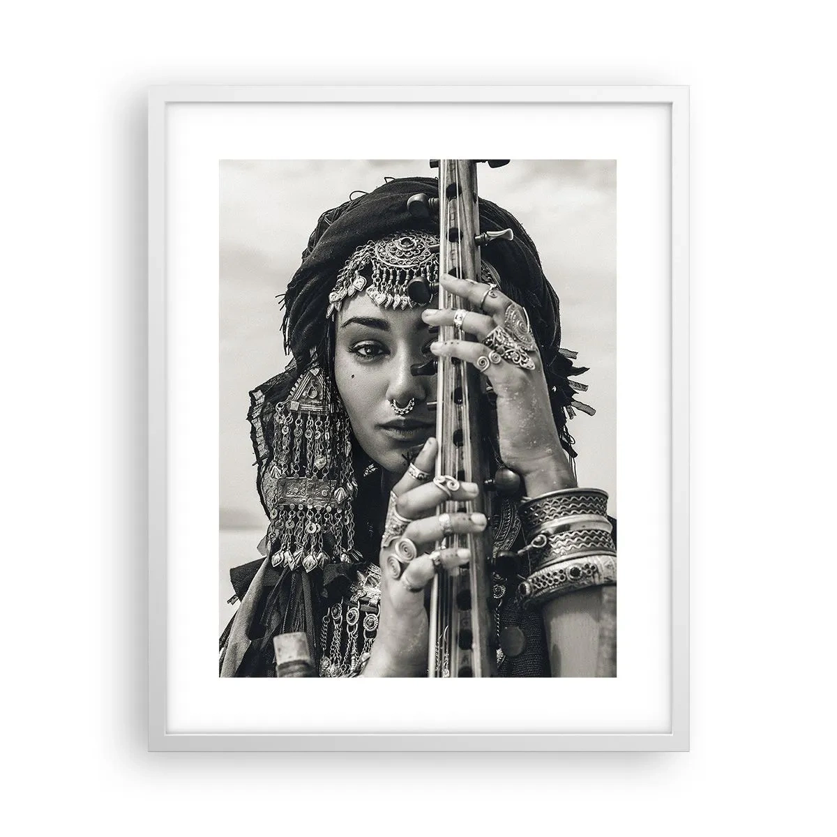 Poster în ramă albă - Muzica orientală în sine - 40x50 cm