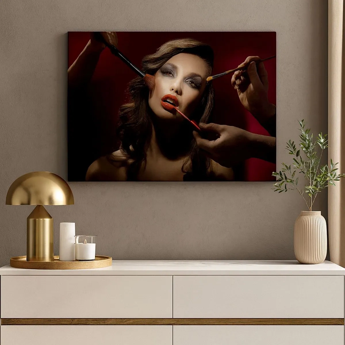 Tablou pe pânză Canvas - Portret elegant al unei femei care se machiază pe un fundal întunecat - 70x50cm - Frumoasă visătoare - Decorațiune modernă pentru perete pentru living și dormitor ARTTOR