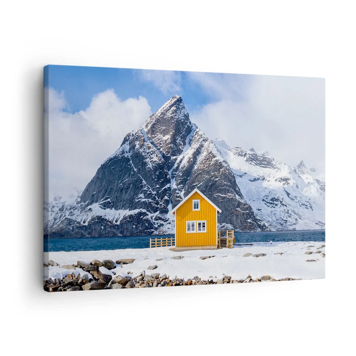 Tablou pe pânză Canvas - O casă galbenă pe fundalul munților acoperiți de zăpadă și al mării - 70x50cm - Vacanță scandinavă - Decorațiune modernă pentru perete pentru living și dormitor ARTTOR