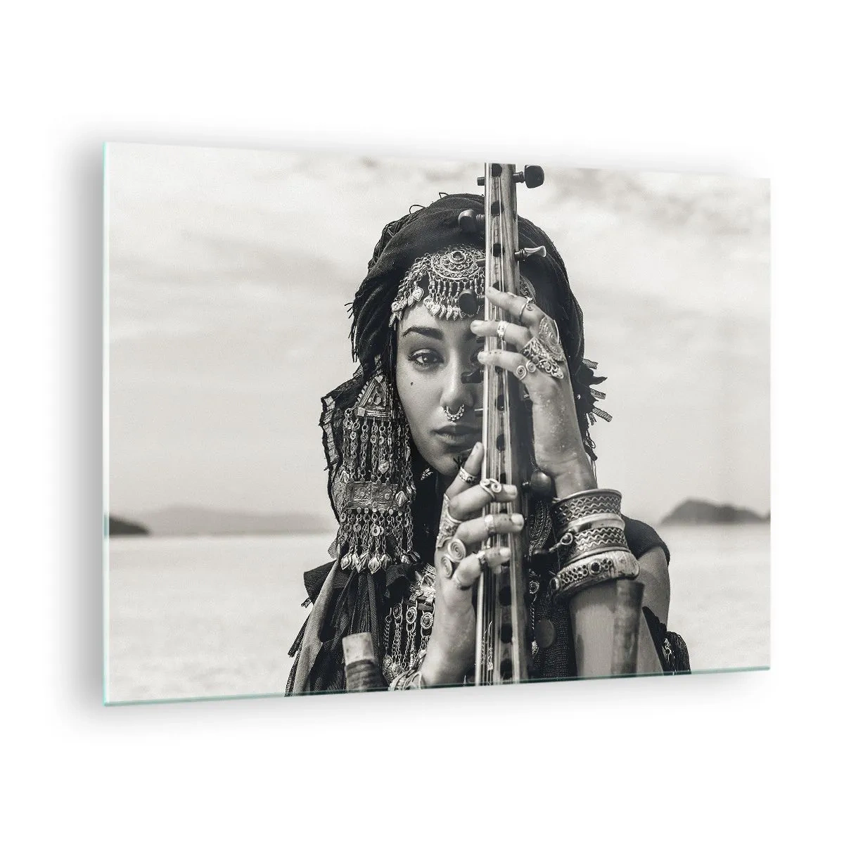Tablou pe sticlă - Femeie în bijuterii orientale cu un instrument - 70x50cm - Muzica orientală în sine - Decorațiune modernă pentru perete pentru living și dormitor ARTTOR