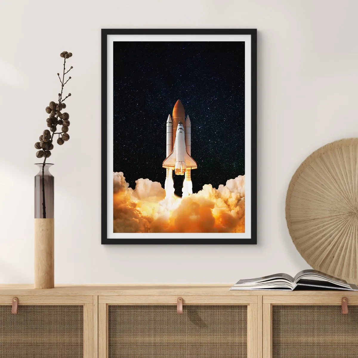 Poster în ramă neagră - O navetă spațială decolează pe un cer înstelat - 50x70cm - Ad astra! - Decorațiune modernă pentru perete pentru living și dormitor ARTTOR
