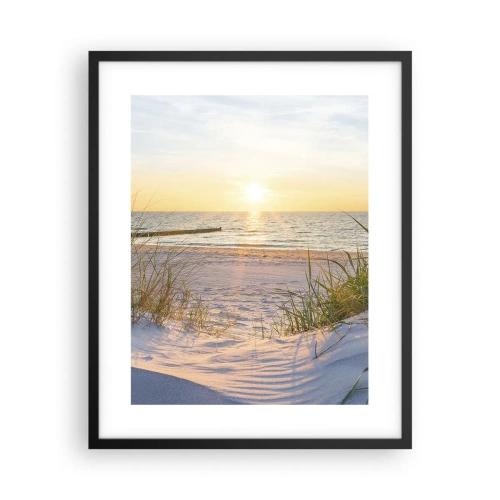 Poster în ramă neagră - Zumzet de mare, o plajă sălbatică printre ierburi... - 40x50 cm