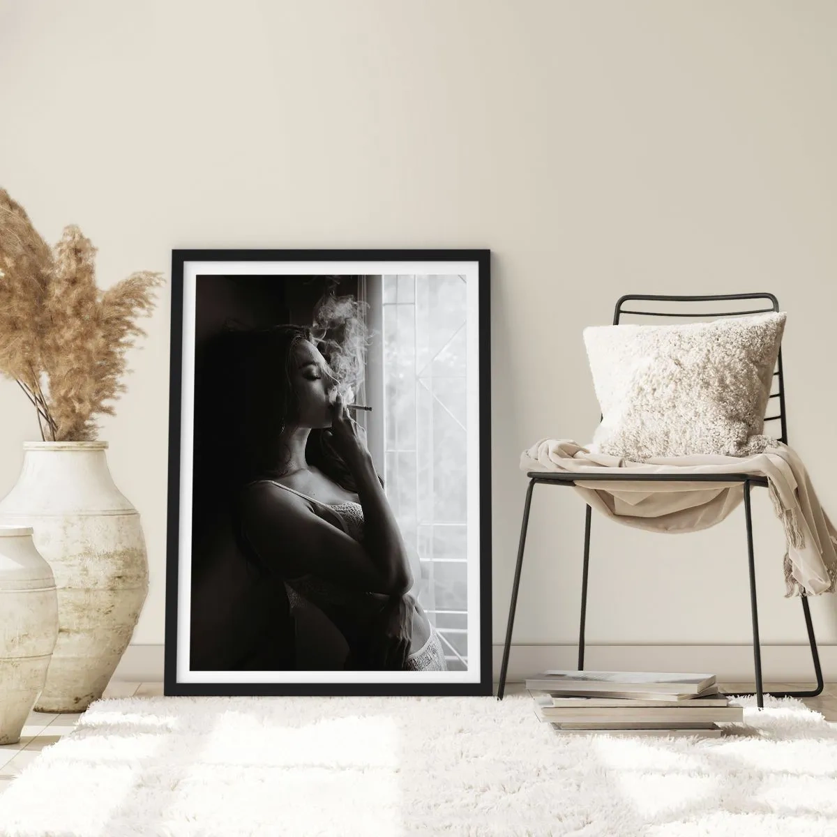 Poster în ramă neagră - O femeie în lenjerie intimă fumând o țigară în alb și negru - 50x70cm - Un moment senzual - Decorațiune modernă pentru perete pentru living și dormitor ARTTOR