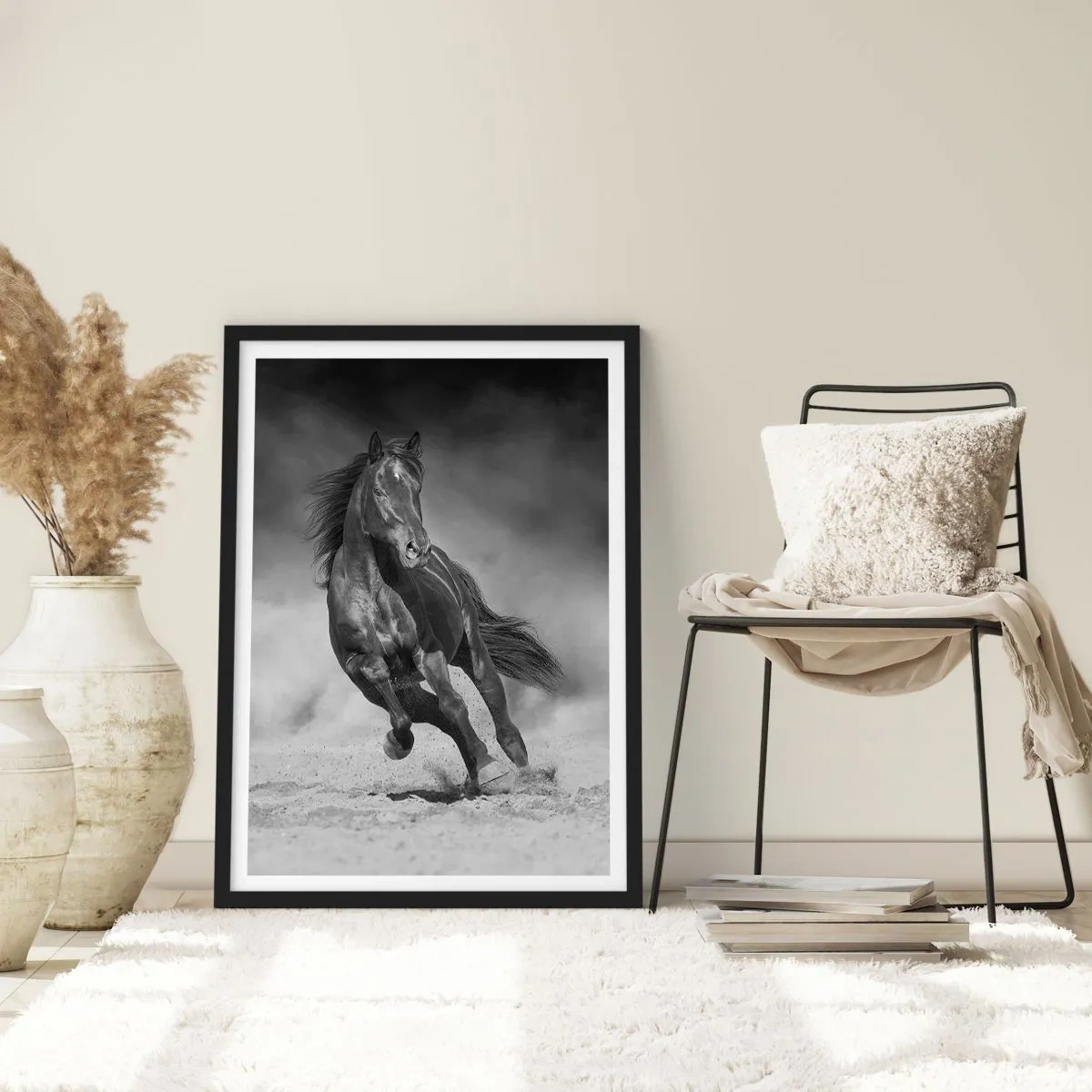 Poster în ramă neagră - Un cal negru într-o cursă dinamică - 50x70cm - Dorința emirului - Decorațiune modernă pentru perete pentru living și dormitor ARTTOR