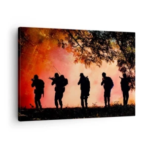 Tablou pe pânză Canvas - Siluete de soldați în pădure pe fundalul cerului portocaliu - 70x50cm - ...Toți pentru unul. - Decorațiune modernă pentru perete pentru living și dormitor ARTTOR