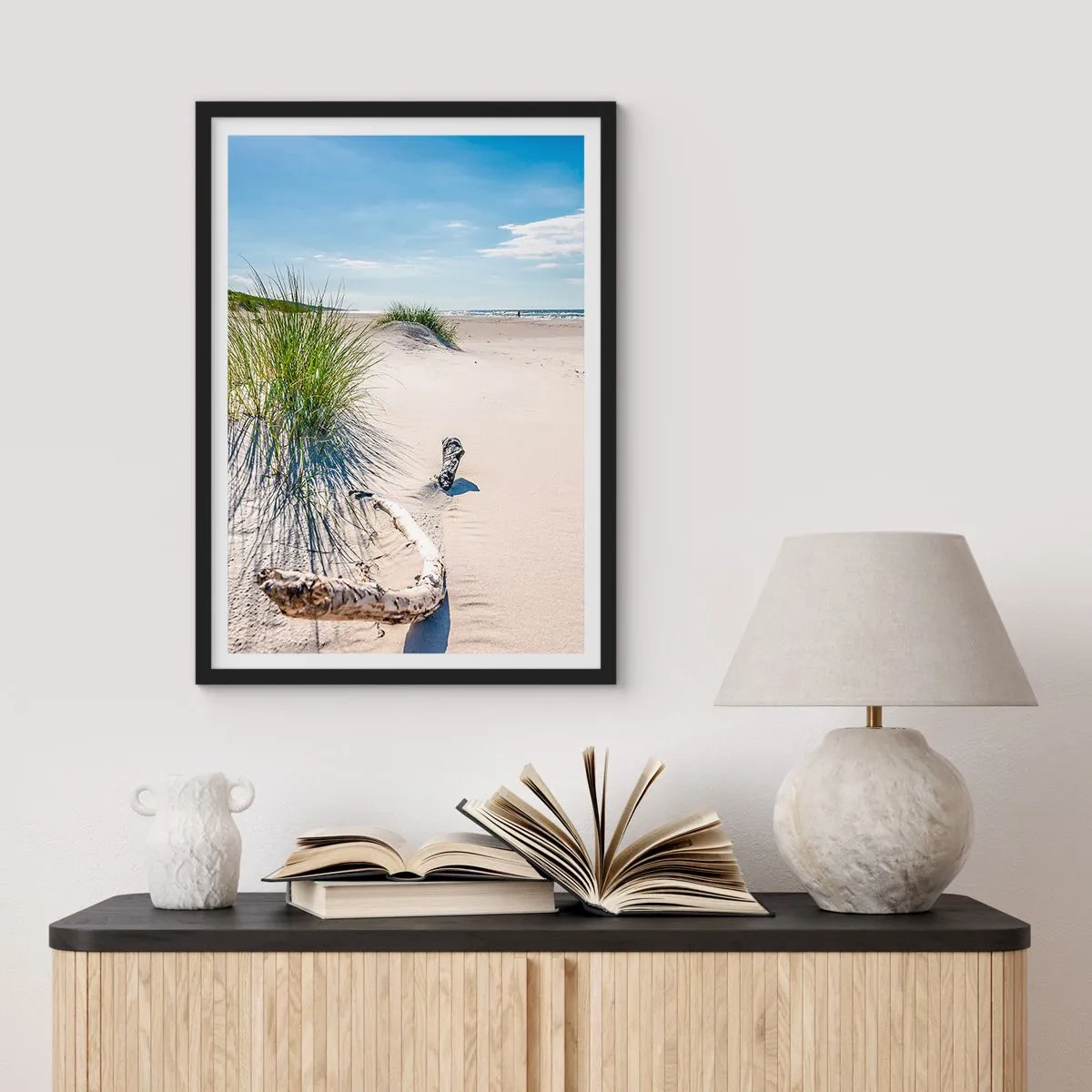 Poster în ramă neagră - Plajă cu dune, iarbă și crengi în lumina soarelui - 50x70cm - Cea mai frumoasă? Baltică - Decorațiune modernă pentru perete pentru living și dormitor ARTTOR