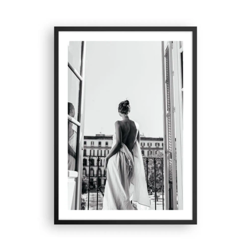 Poster în ramă neagră - O femeie în stofă albă pe un balcon cu vedere la oraș - 50x70cm - Trezirea simțurilor - Decorațiune modernă pentru perete pentru living și dormitor ARTTOR