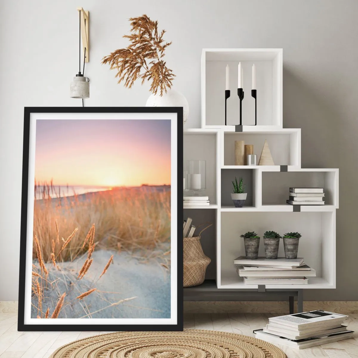 Poster în ramă neagră - Ierburile de pe dune iluminate de soarele care apune - 50x70cm - Cântec de leagăn baltic - Decorațiune modernă pentru perete pentru living și dormitor ARTTOR