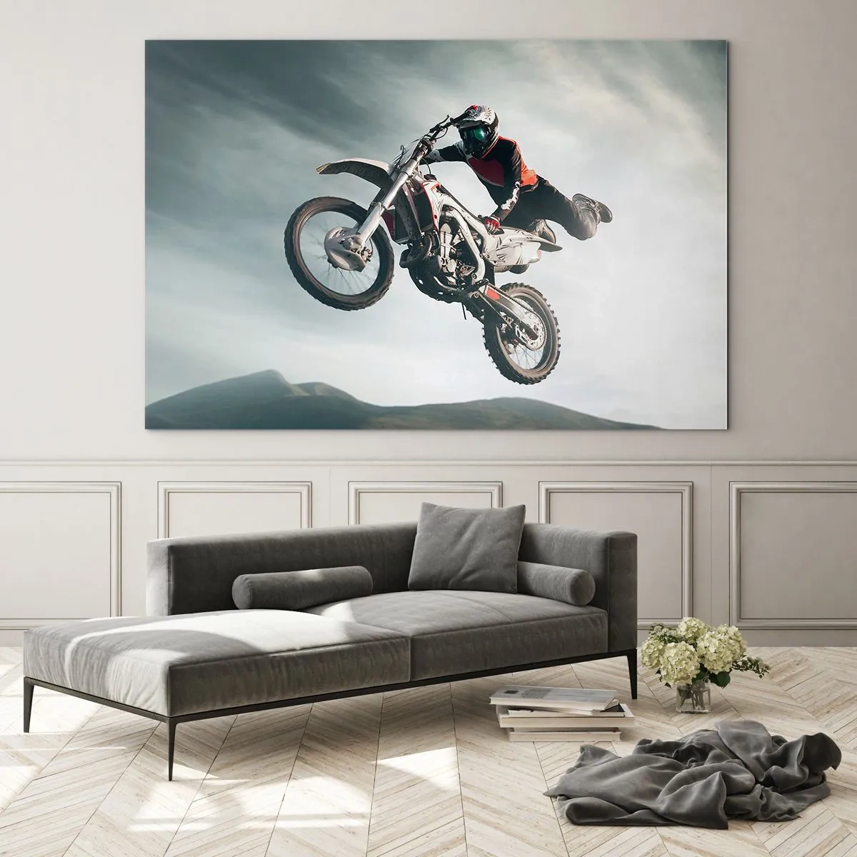 Tablou pe sticlă - Un motociclist execută acrobații în aer, cu munții în fundal. - 70x50cm - Nu există distracție fără risc - Decorațiune modernă pentru perete pentru living și dormitor ARTTOR