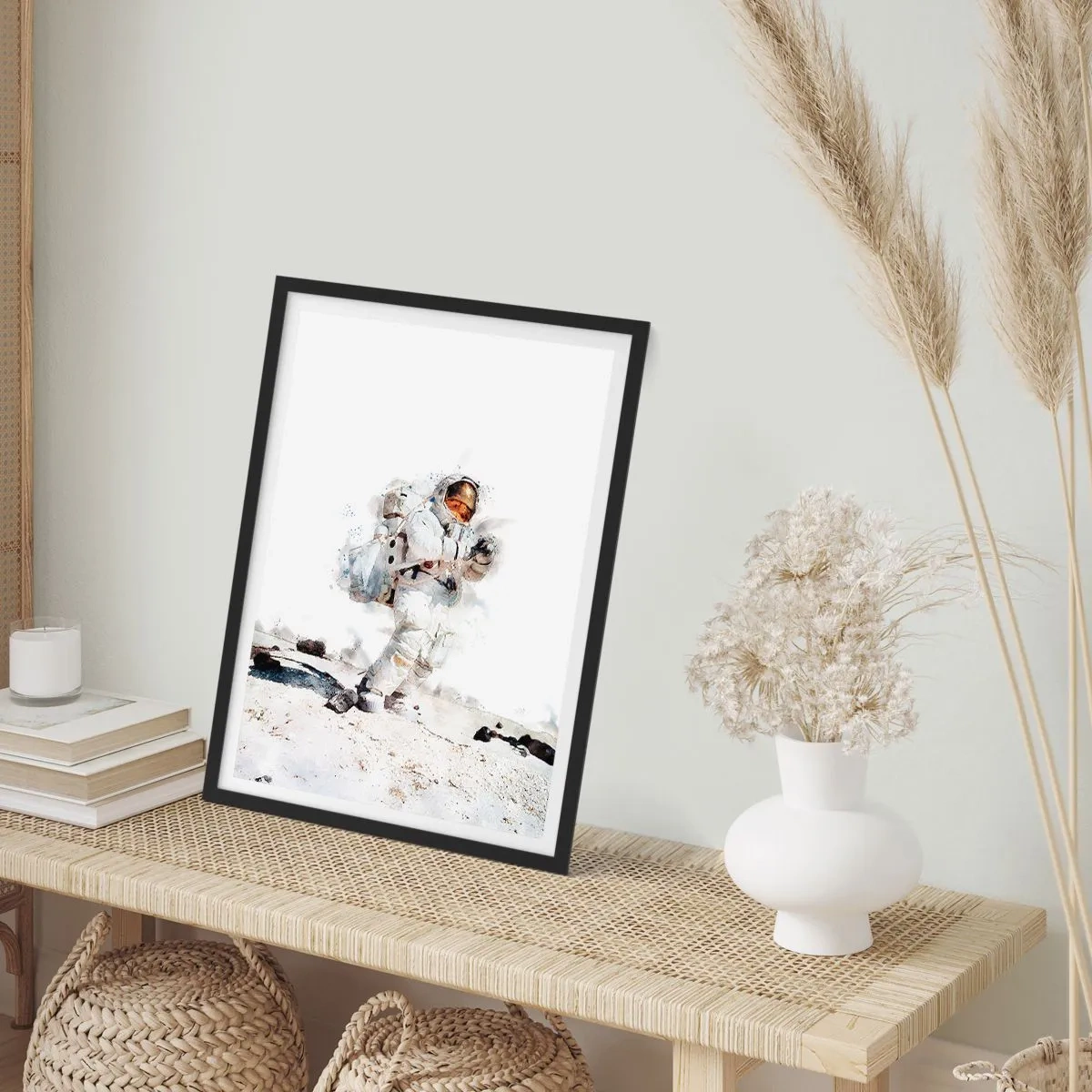 Poster în ramă neagră - Un astronaut într-un costum spațial pe suprafața lunii - 50x70cm - Trimisul Pământului - Decorațiune modernă pentru perete pentru living și dormitor ARTTOR