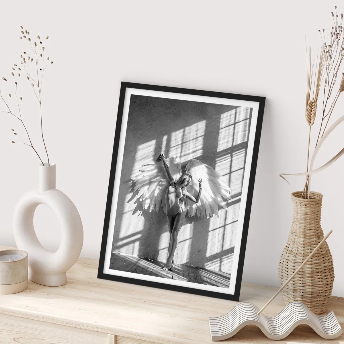 Poster în ramă neagră - Fotografie alb-negru a unei femei cu aripi de înger - 50x70cm - Direct din cer - Decorațiune modernă pentru perete pentru living și dormitor ARTTOR