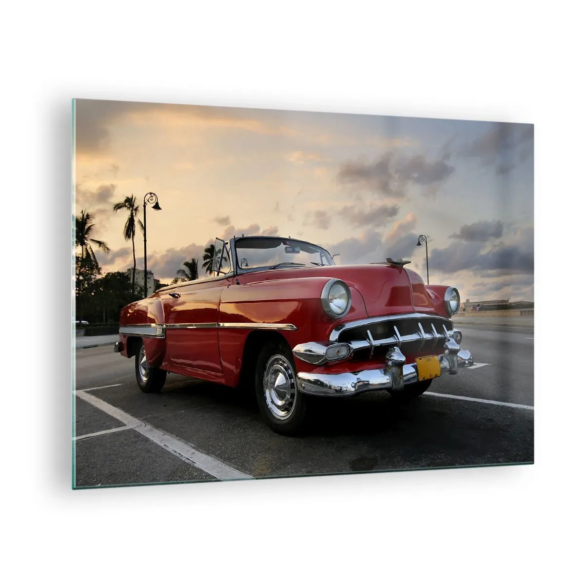 Tablou pe sticlă - O decapotabilă clasică roșie pe fundalul unui apus de soare - 70x50cm - Căldura roșie a tropicelor - Decorațiune modernă pentru perete pentru living și dormitor ARTTOR