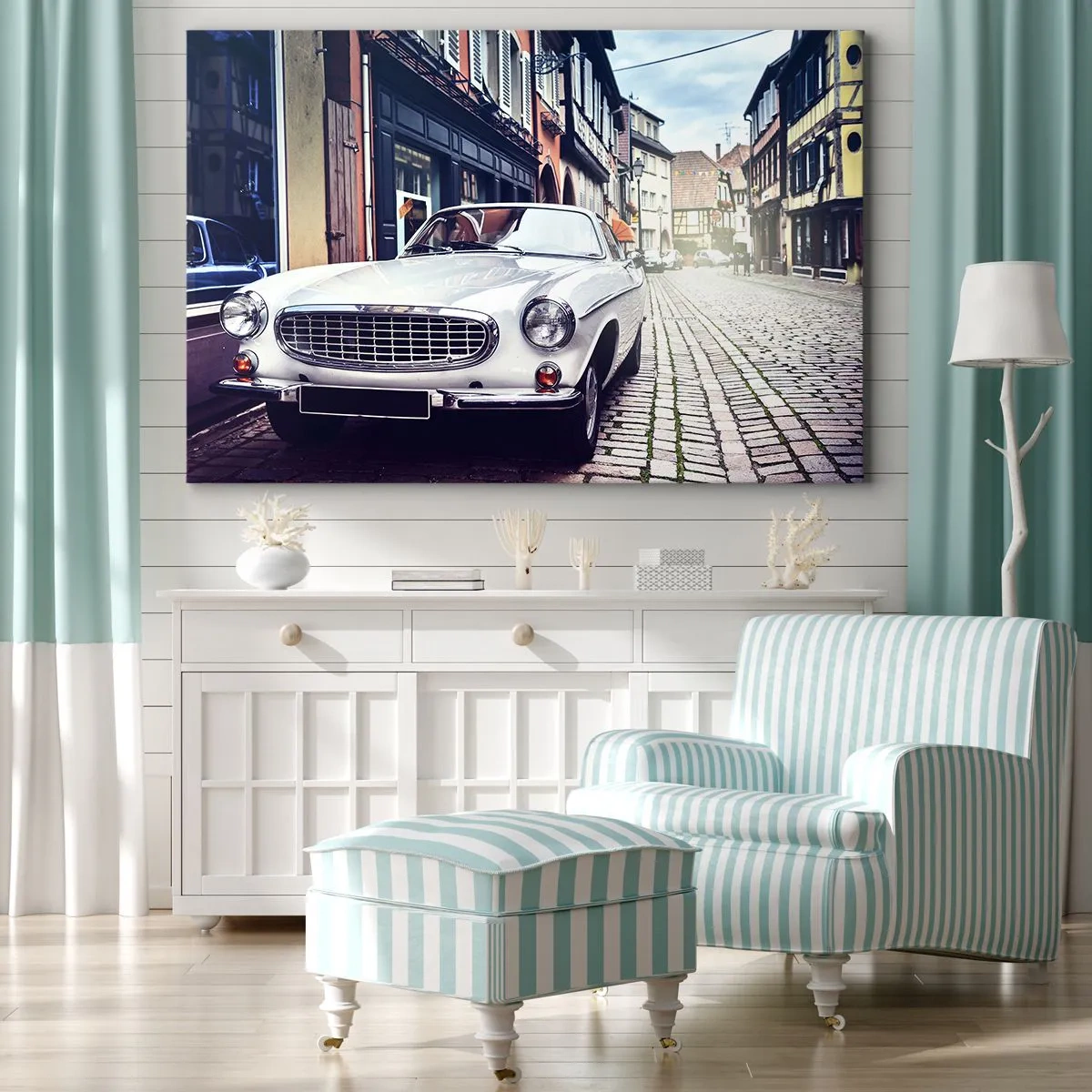 Tablou pe pânză Canvas - O mașină albă clasică pe o stradă pietruită a orașului - 70x50cm - Trecutul este astăzi - Decorațiune modernă pentru perete pentru living și dormitor ARTTOR