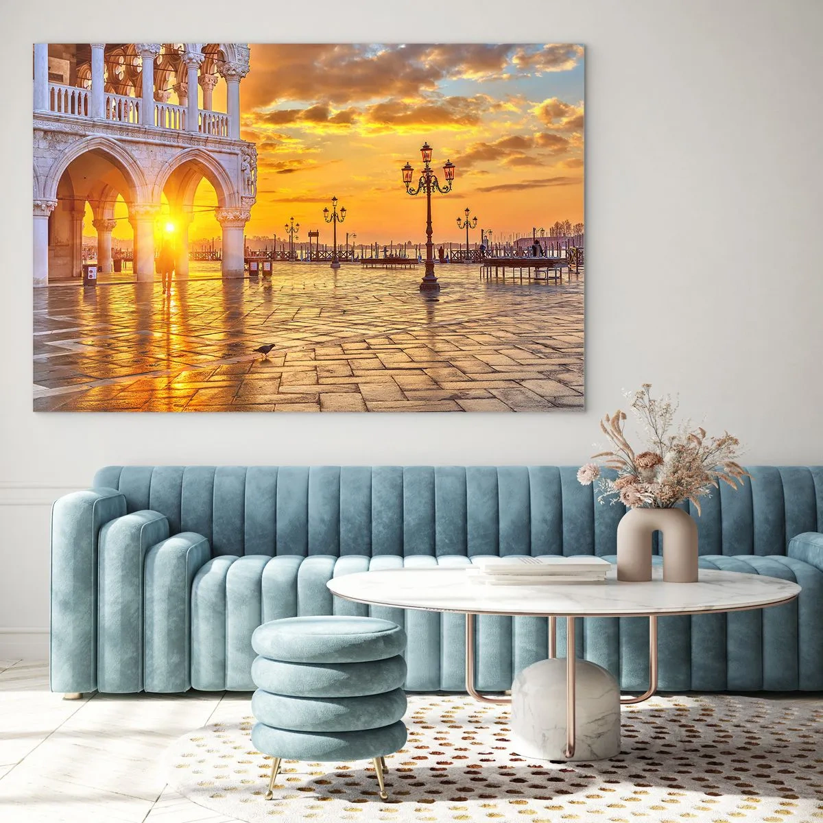 Tablou pe sticlă - Răsărit de soare peste arcade și piață - 70x50cm - Unde este toată lumea? - Decorațiune modernă pentru perete pentru living și dormitor ARTTOR