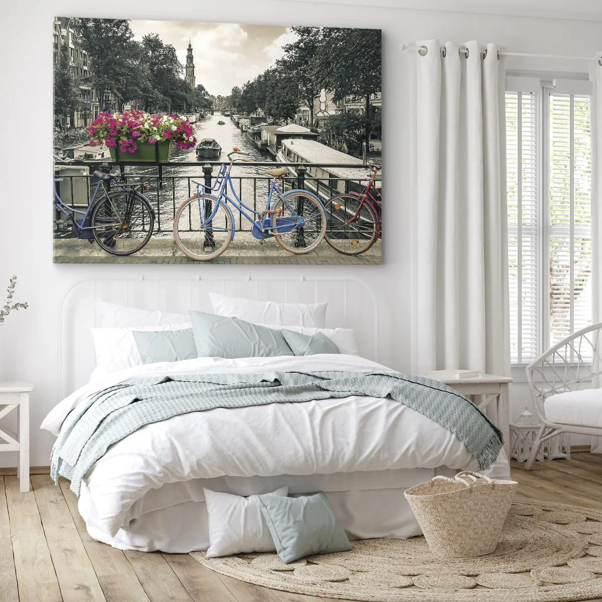 Tablou pe pânză Canvas - Un pod cu biciclete și flori peste un canal din Amsterdam - 70x50cm - Culorile unui canal din Amsterdam - Decorațiune modernă pentru perete pentru living și dormitor ARTTOR