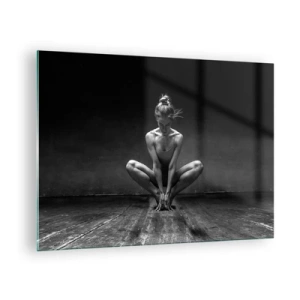 Tablou pe sticlă - O dansatoare într-o poză de balet pe o podea de lemn - 70x50cm - Energie de dans concentrată - Decorațiune modernă pentru perete pentru living și dormitor ARTTOR