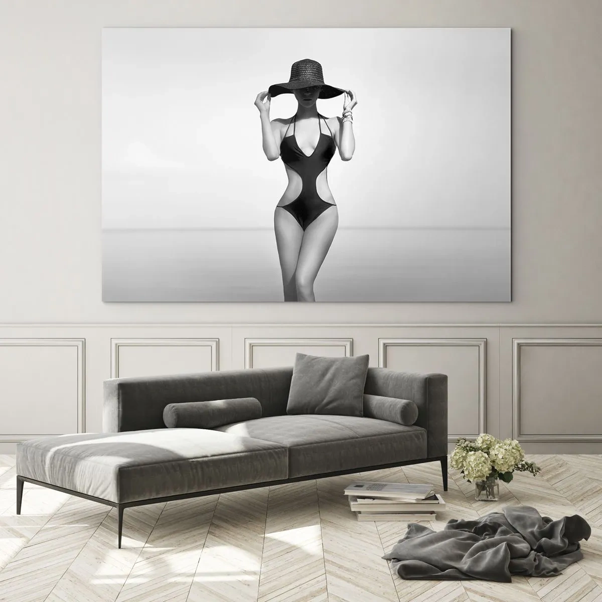Tablou pe sticlă - O femeie într-un costum de baie negru și o pălărie pe fundalul mării - 70x50cm - Numele meu este: Eleganța - Decorațiune modernă pentru perete pentru living și dormitor ARTTOR
