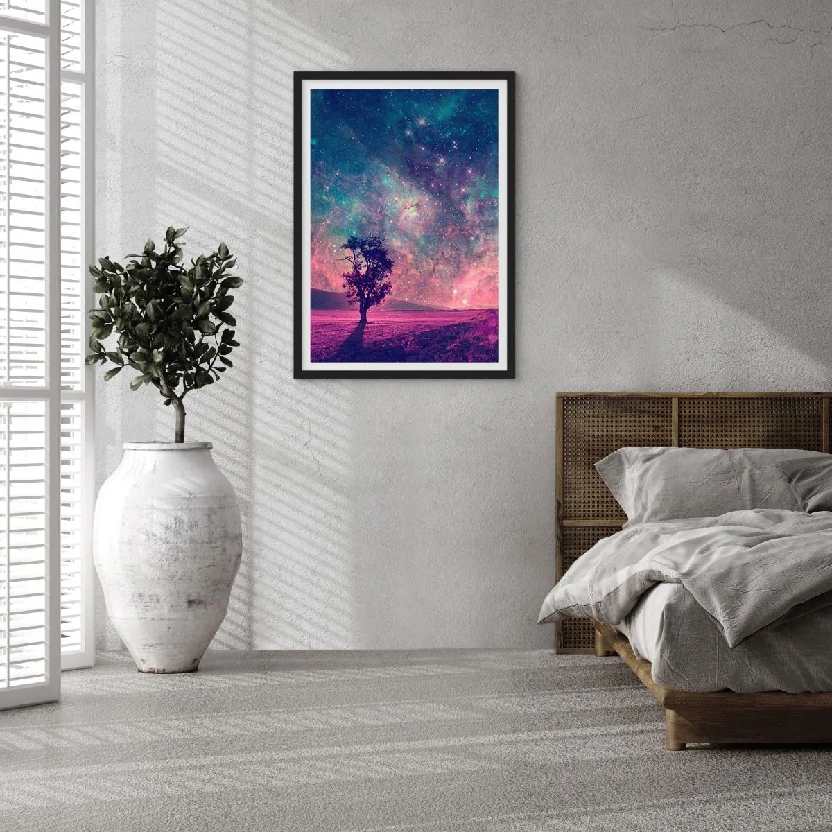 Poster în ramă neagră - Un copac pe fundalul unui cer înstelat în nuanțe colorate - 50x70cm - Sub un cer magic - Decorațiune modernă pentru perete pentru living și dormitor ARTTOR
