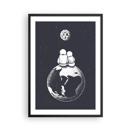 Poster în ramă neagră - Astronauții stând pe Pământ și privind Luna - 50x70cm - Poveste cosmică de dragoste - Decorațiune modernă pentru perete pentru living și dormitor ARTTOR